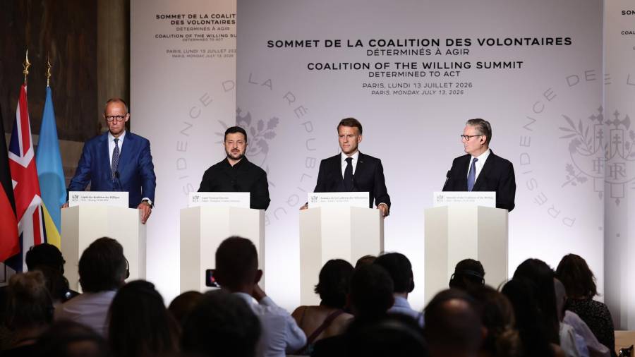 El canciller alemán Friedrich Merz (i), los presidentes de Ucrania Volodymyr Zelensky (c-i), y e Francia Emmanuel Macron (c-d) y el primer ministro británico Keir Starmer (d) ofrecen una rueda de prensa.