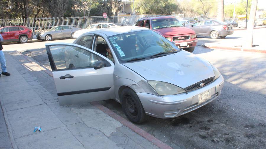 El vehículo Ford Focus involucrado en el percance quedó a disposición de las autoridades viales.