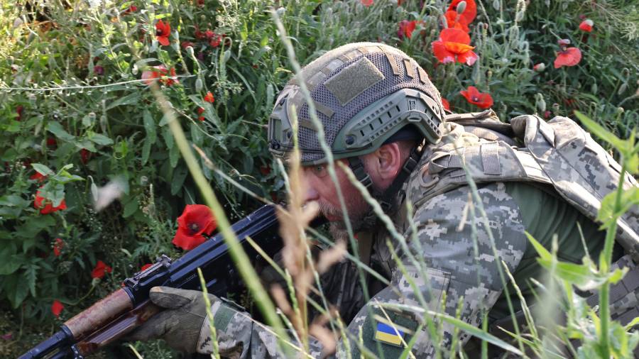 Un soldado practica en un centro de entrenamiento cerca del frente en la región de Zaporiyia, el 11 de junio de 2026 en Ucrania.