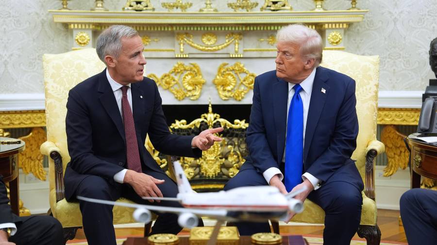 El primer ministro canadiense Mark Carney habla con el presidente estadounidense Donald Trump en la Casa Blanca, el 7 de octubre de 2025, en Washington.