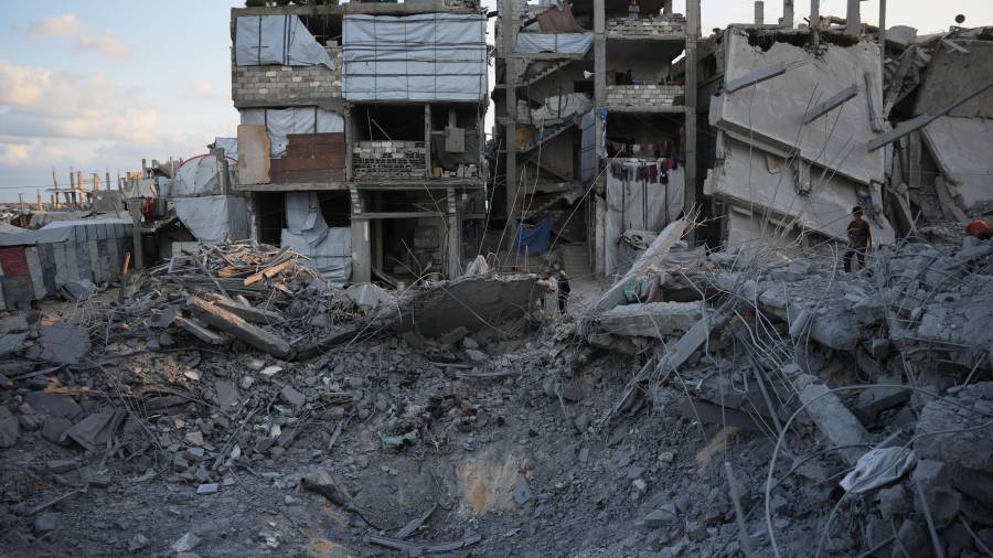Palestinos inspeccionan un edificio destruido en un ataque aéreo israelí ocurrido a última hora del jueves en Jan Yunis, en el sur de la Franja de Gaza, el viernes 9 de octubre de 2026.