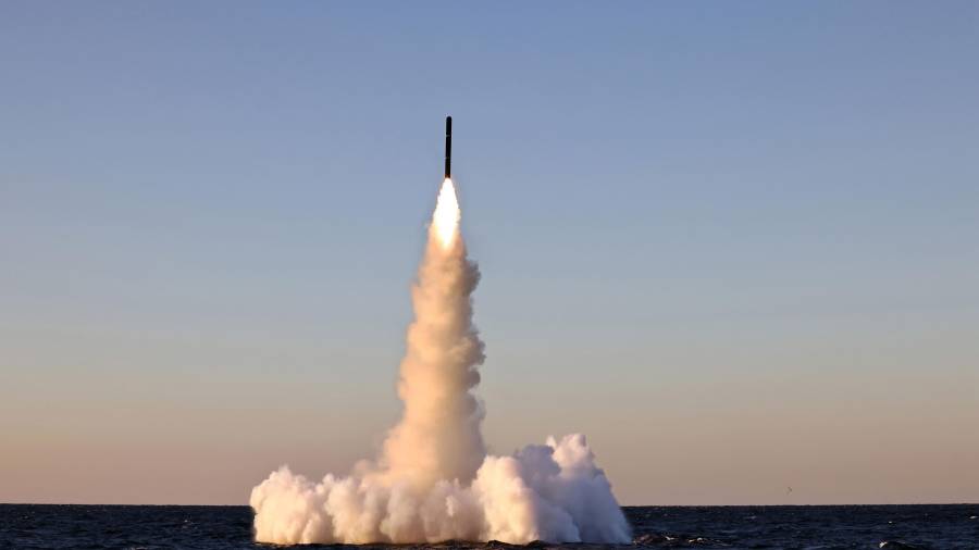 Prueba de lanzamiento de un misil desde un entorno submarino en aguas orientales de Corea del Norte.
