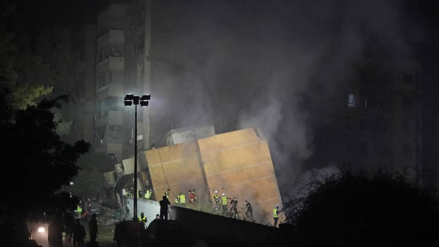 Rescatistas en el lugar de un bombardeo israelí en los suburbios del sur de Beirut, el 27 de septiembre del 2024. (Foto AP /Hassan Ammar)