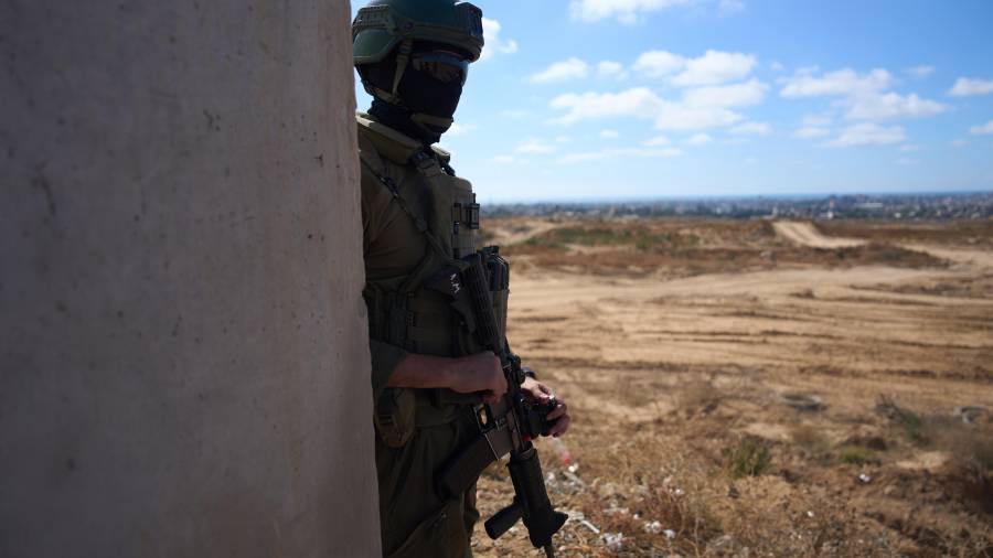 Un soldado israelí ocupa una posición militar con vistas a la llamada Línea Amarilla, en el centro de la Franja de Gaza, el martes 26 de mayo de 2026, registró la agencia internacional The Associated Press