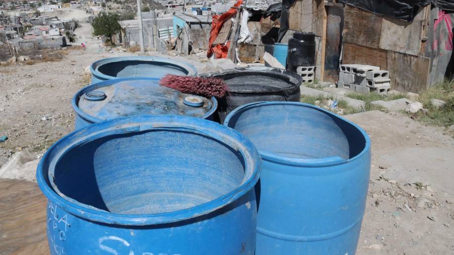 Las pipas que hasta hace unas semanas abastecían los toneles y tinacos de la colonia, ahora se niegan a acudir al lugar por las condiciones en que se encuentran las calles.