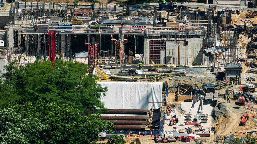 La construcción del nuevo salón de baile de la Casa Blanca se observa desde el Monumento a Washington, el martes 5 de mayo de 2026, en Washington.