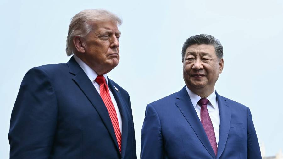 El presidente de China, Xi Jinping, a la derecha, y el presidente de Estados Unidos, Donald Trump, visitan el Templo del Cielo en Beijing, el 14 de mayo de 2026.