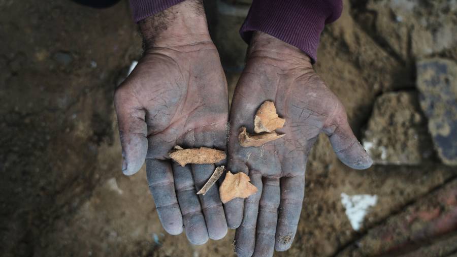 Fragmentos de hueso, durante la búsqueda de los restos de Nema Hammad, que sigue atrapada bajo los escombros de su casa, destruida en un ataque aéreo israelí en diciembre de 2023, en la Ciudad de Gaza.