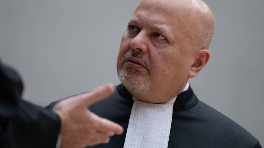 Karim Khan, entonces el fiscal jefe de la Corte Penal Internacional, antes del inicio de una sesión del alto tribunal, en La Haya, Países Bajos, el 14 de marzo de 2025.