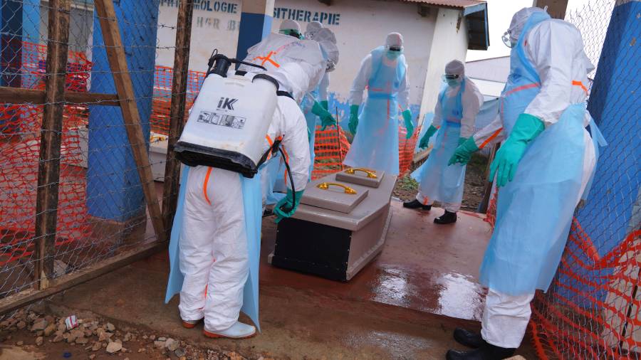 Trabajadores de la salud desinfectan el féretro de una víctima del ébola en el Hospital General en Ituri, República Democrática del Congo, el 22 de julio del 2026.