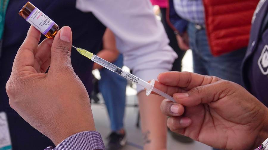 Legisladores del PAN señalaron presuntas irregularidades en la compra de vacunas, mientras el ISSSTE afirmó que las adquisiciones se realizan de forma coordinada a nivel nacional