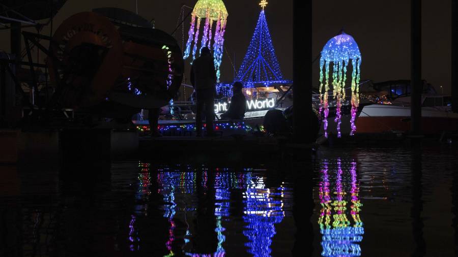 Las luces adornan los barcos en Riverplace Marina antes de un desfile navideño de barcos el viernes 12 de diciembre de 2025 en Portland, Oregón.