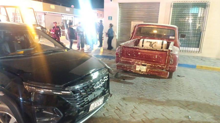 La camioneta Chevrolet quedó incrustada en la fachada de la sucursal bancaria tras omitir el alto en el cruce de Bravo y Reforma.