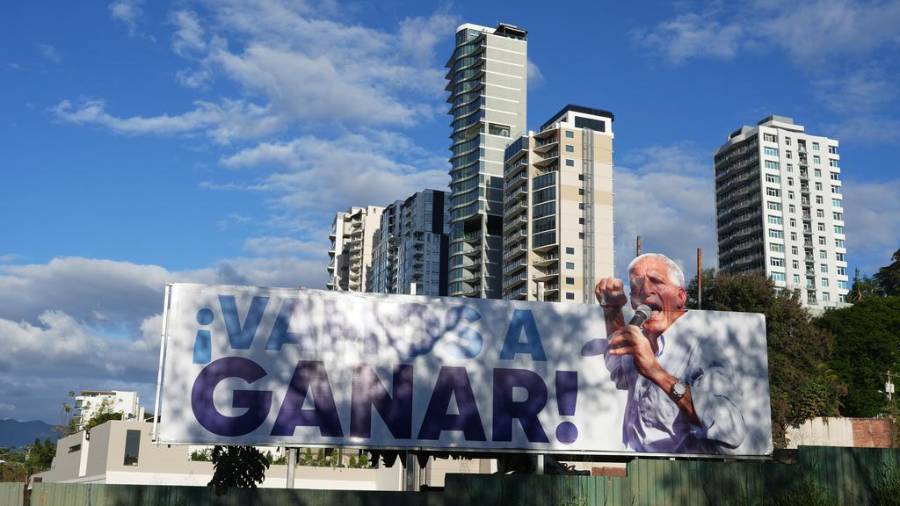 Espectacular promocionando al candidato presidencial de Honduras, Nasry Asfura. FOTO: AP/ Moises Castillo