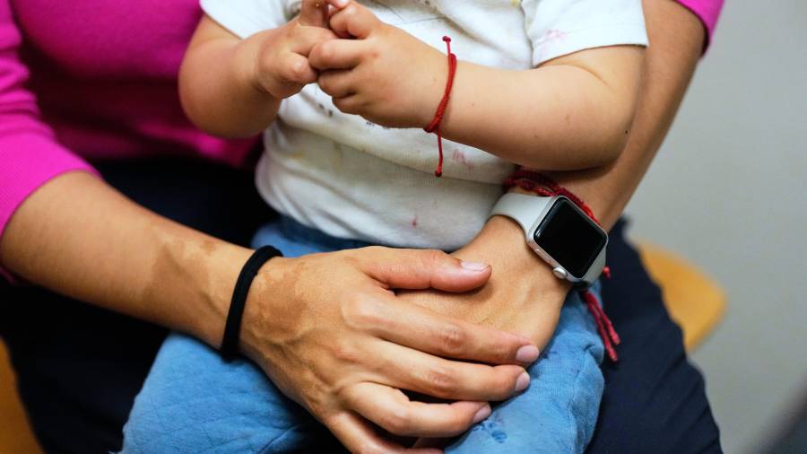 Una mujer y su hijo de 16 meses esperan para ver a un médico en una clínica de CommuniCARE+OLE en Davis, California, el 26 de junio de 2025.