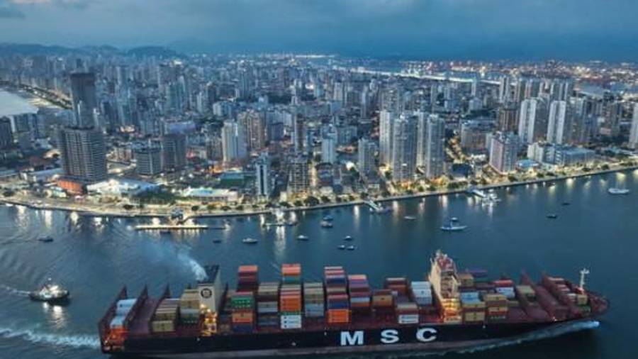 Un buque portacontenedores se aproxima al puerto de Santos, en Brasil, el 1 de abril de 2025.