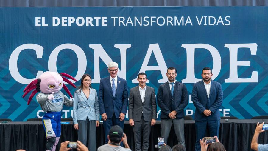 Arturo Olivé y Rommel Pacheco presentaron la alianza para impulsar el flag football entre estudiantes de primaria y secundaria en México.