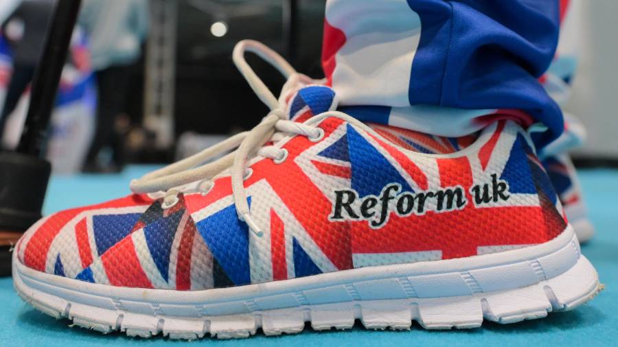 Un miembro del partido lleva zapatos con los colores de la bandera británica en la conferencia anual de Reform UK en el National Exhibition Centre en Birmingham, Inglaterra.