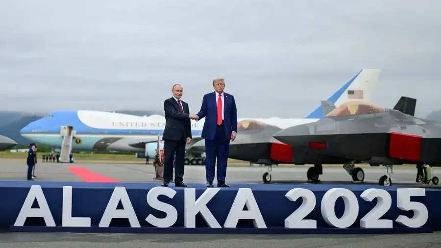 El presidente de Estados Unidos, Donald Trump (d), junto a su homólogo de Rusia, Vladímir Putin, a su llegada a Anchorage, Alaska.
