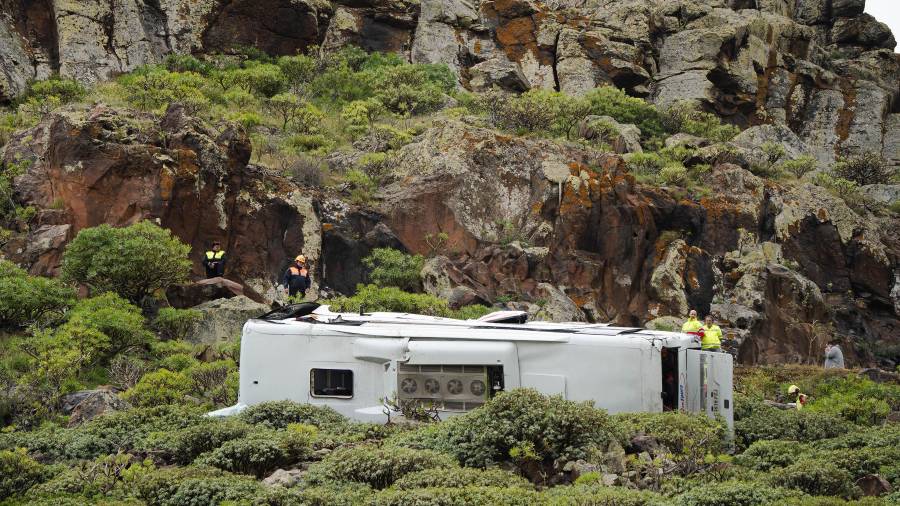 Cuadrillas de rescate trabajan en el lugar donde un autobús turístico cayó en un barranco, cerca de San Sebastián de La Gomera, en Islas Canarias, España, el viernes 10 de abril de 2026.
