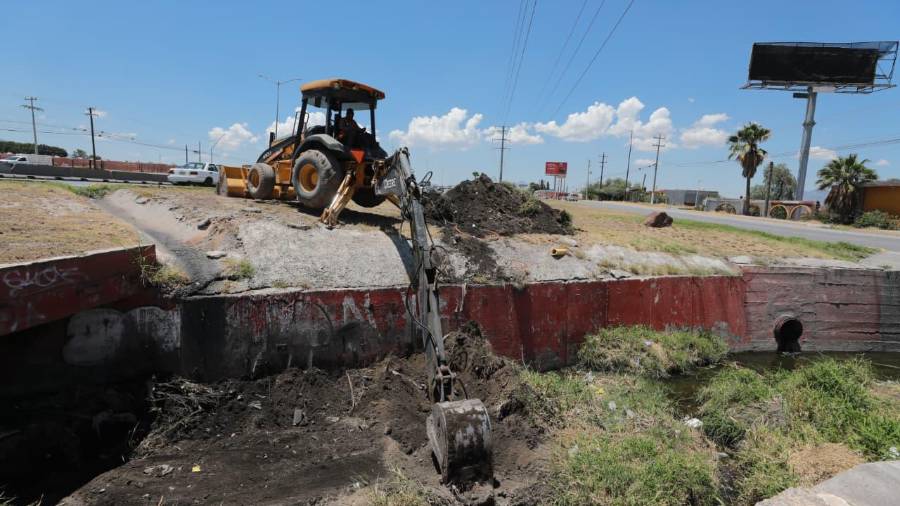 Uno de los primeros puntos atendidos fue el canal pluvial bajo el bulevar Fundadores, a la altura del Centro de Gobierno.