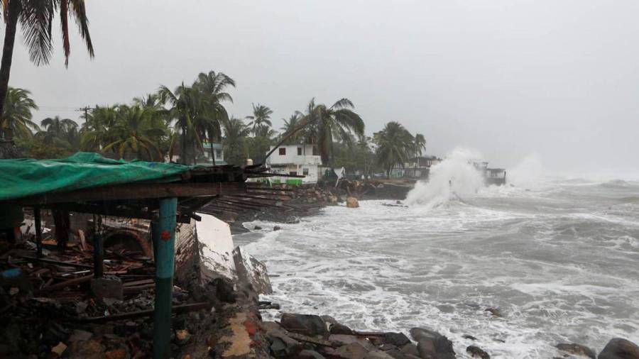 Durante la mañana del lunes, el huracán ‘Simon’ se degradó a categoría 2 en la escala Saffir-Simpson.