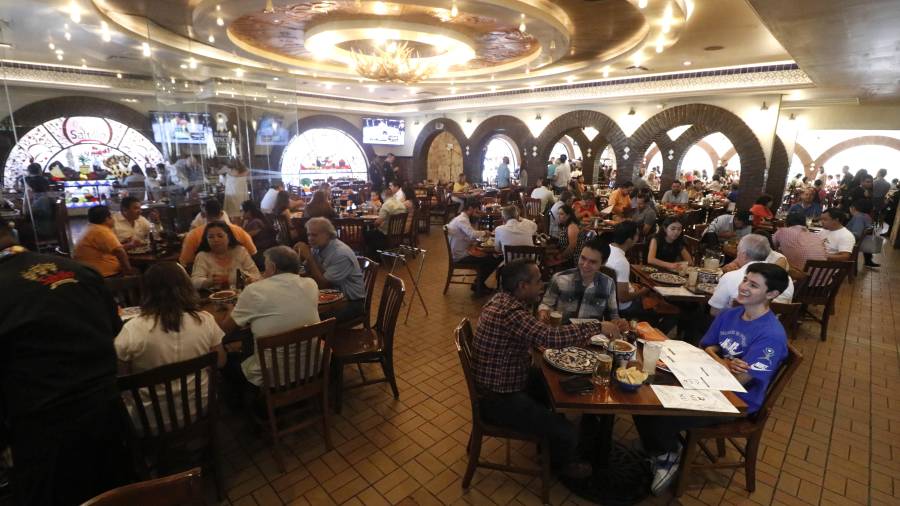 Restaurantes afinan detalles para los paquetes especiales de fin de año y celebraciones de Año Nuevo.