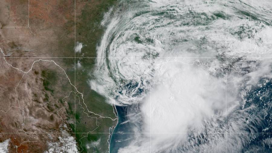 Imagen satelital GeoColor GOES-19 proporcionada por la NOAA muestra la tormenta tropical Arthur a lo largo de la costa del golfo de Texas.