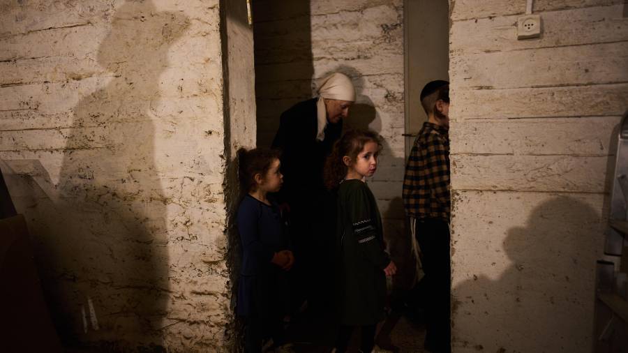 Varias personas se protegen en un refugio antiaéreo mientras las sirenas alertaban de la llegada de misiles iraníes, en Bnei Brak, Israel, el 1 de abril de 2026.