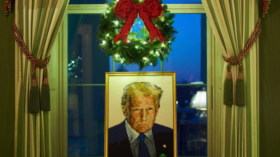 Un retrato de Lego del presidente Donald Trump decora la Sala Verde de la Casa Blanca durante una presentación para la prensa de la decoración navideña “El hogar es donde está el corazón” en Washington.