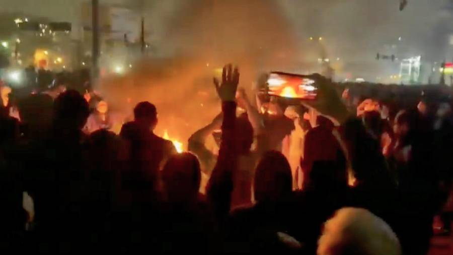 En esta imagen, tomada de un video que circulaba por redes sociales, manifestantes bailan y cantan alrededor de una hoguera en las calles de Teherán, Irán, el 9 de enero de 2026.