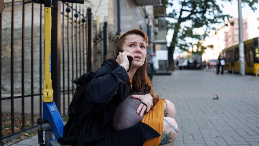 Una mujer reacciona tras un ataque de dron ruso en el centro de Kiev, Ucrania, el lunes 28 de septiembre de 2026.