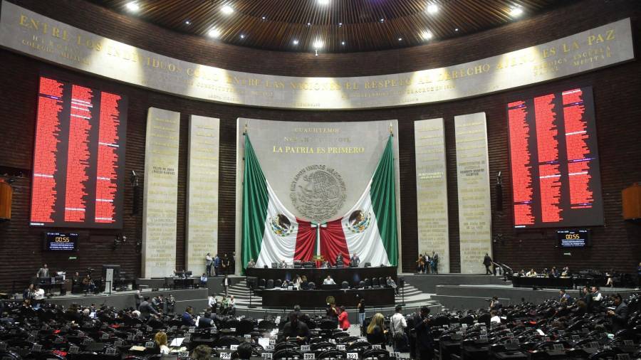 Durante la sesión de la Cámara de Diputados en la que se discutió la reforma a la Ley Federal de Derechos de Autor y a la Ley Federal del Trabajo para proteger los derechos de artistas, compositores, intérpretes y acordes de doblaje.