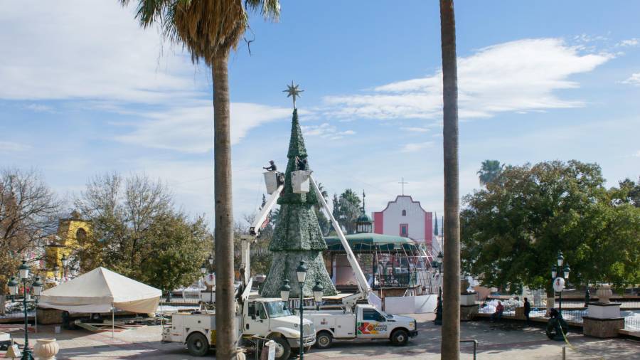 Trabajadores comenzaron a instalar las decoraciones.