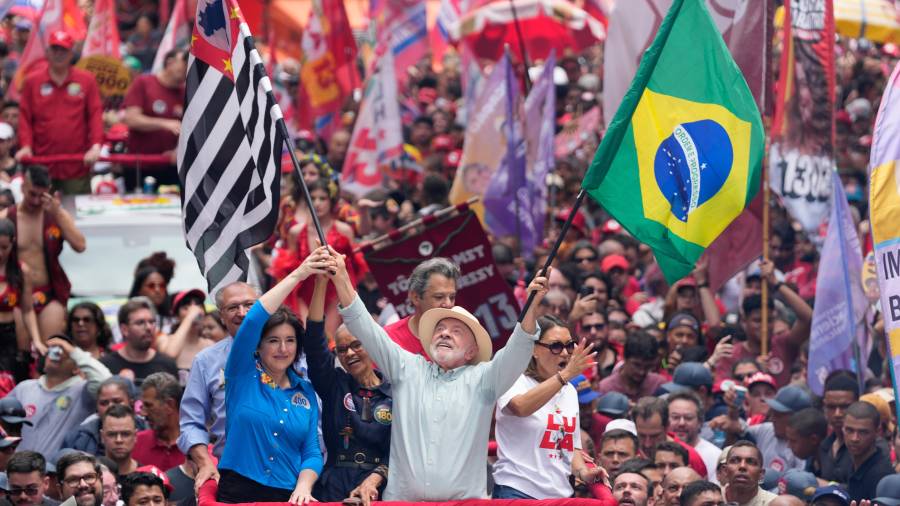 El presidente brasileño Luíz Inacio Lula da Silva, que se postula para la reelección, ondea banderas de Brasil y del estado de Sao Paulo en un mitin de campaña previo a la elección general, en Sao Paulo, el sábado 3 de octubre de 2026.