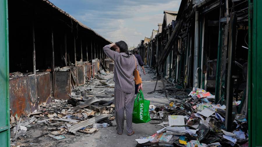 Una mujer se lamenta al ver libros calcinados tras un incendio en el mayor mercado de libros del país, provocado por un ataque con misiles rusos, el 19 de agosto de 2026, en Kiev, Ucrania.