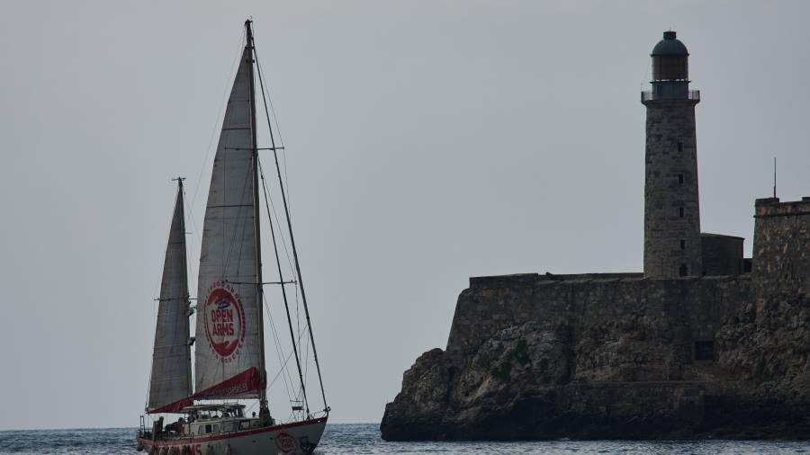 El navío Astral, de la organización humanitaria española Open Arms, llega el domingo 19 de julio de 2026 a la bahía de La Habana, Cuba, informó AP.