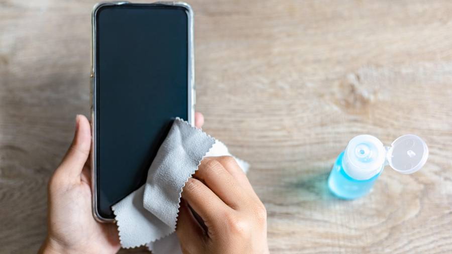 Hábito. Más allá del beneficio evidente para la piel y la salud preventiva, mantener la higiene tecnológica preserva el rendimiento y la durabilidad de los dispositivos.