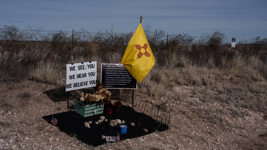 Un monumento en memoria de las víctimas de Jeffrey Epstein cerca del Rancho Raphael, anteriormente conocido como el Rancho Zorro, propiedad de Epstein, en Stanley, Nuevo México.