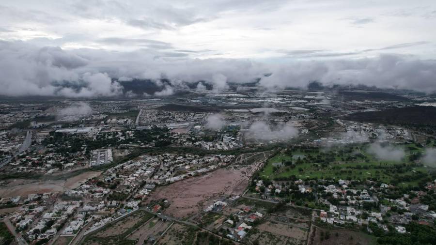 Las intensas precipitaciones generaron encharcamientos en diversas vialidades de Saltillo durante este lunes.