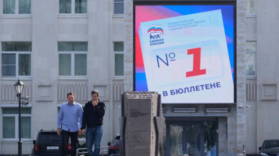 Unas personas pasan frente a una valla publicitaria digital en Moscú, el lunes 14 de septiembre de 2026, que promociona al partido Rusia Unida de cara a las elecciones parlamentarias.
