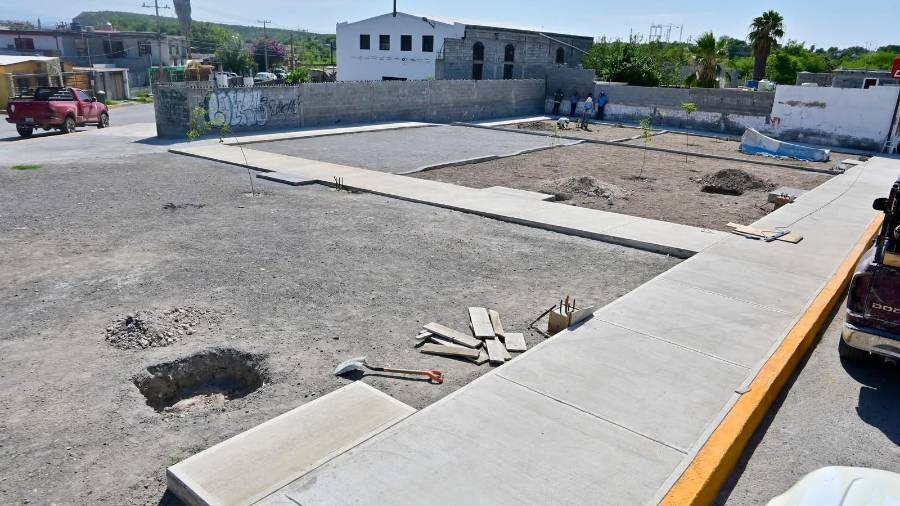 Personal trabaja en la construcción de andadores como parte del área verde que se desarrolla en la colonia San Salvador.