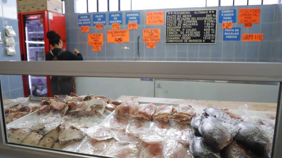 La Secretaría de Salud verifica la calidad de la mercancía que se oferta en al menos 50 pescaderías en la entidad.