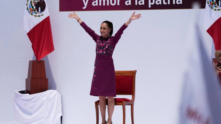 La presidenta de México, Claudia Sheinbaum, pronuncia un discurso ante sus simpatizantes en el Monumento a la Revolución, el domingo 31 de mayo de 2026, en Ciudad de México. (AP Foto/Marco Ugarte)