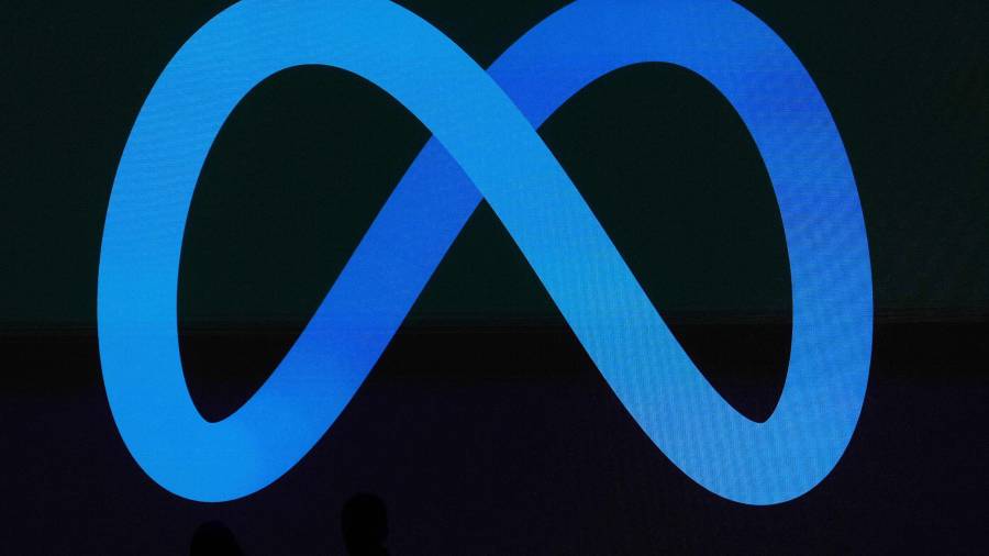 El logo de Meta en una pantalla en LlamaCon 2025, uan conferencia de desarrolladores de IA, el 29 de abril de 2025, en Menlo Park, California. (AP Foto/Jeff Chiu, Archivo)