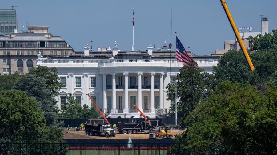 Camiones y grúas trabajaron en un helipuerto frente a la Casa Blanca el mes pasado.