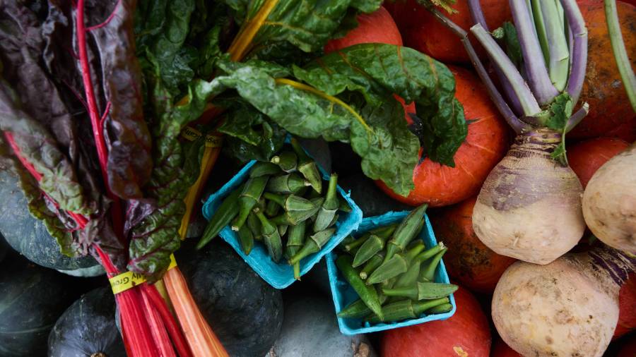 Explorar productos locales e incorporar nuevos sabores y texturas en la cocina incentiva hábitos alimenticios más saludables.