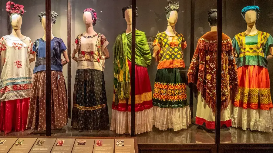 La colección de vestidos de Frida Kahlo exhibida en la Casa Azul, en la Ciudad de México. FOTO: CORTESÍA