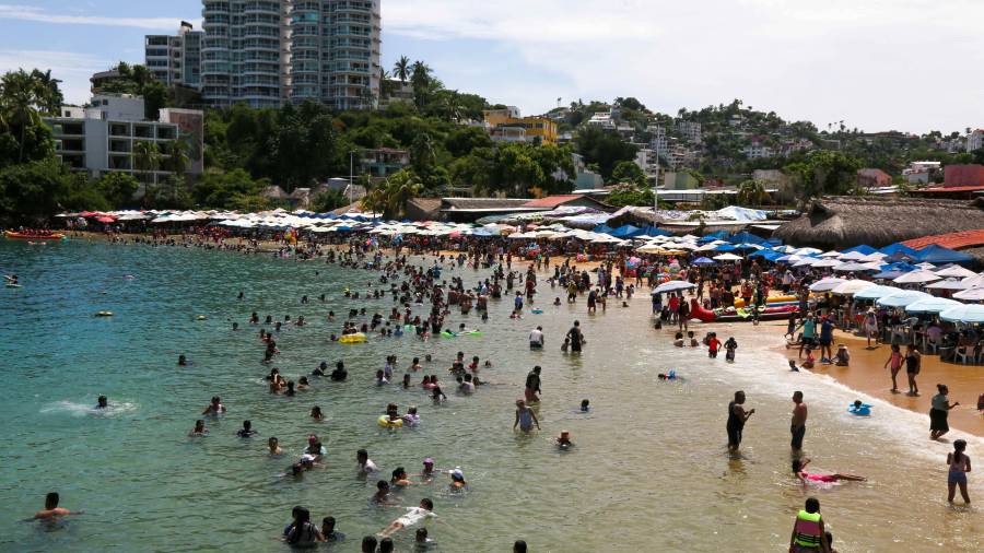Se eleva la cuota de 983 a mil 158 pesos para visitantes extranjeros sin permiso para realizar actividades remuneradas sujetos al pago.