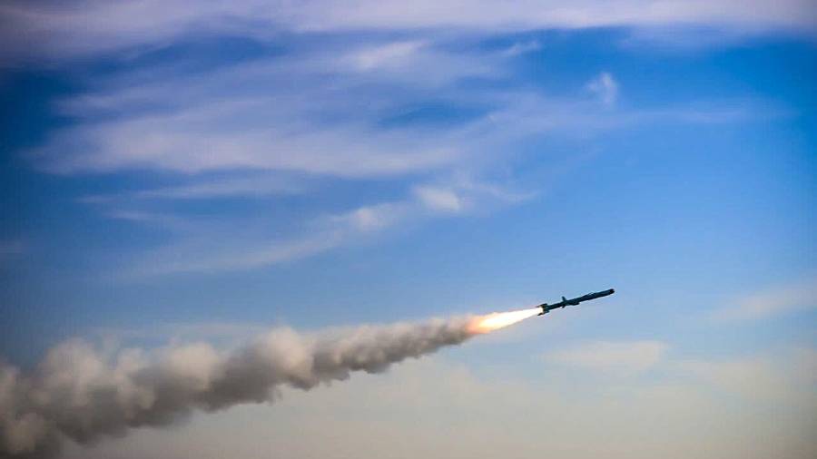 El lanzamiento de un misil durante un ejercicio militar en aguas frente a la costa sur de Irán.